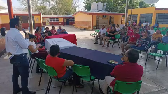 Se realizó una reunión informativa con los padres de familia de la Primaria Manuel Alcalá y Alcalá de Tizimín