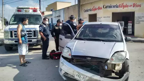 El conductor de la camioneta no respetó su alto y chocó al automóvil. Foto: Carlos Euan El conductor de la camioneta no respetó su alto y chocó al automóvil. Foto: Carlos Euan