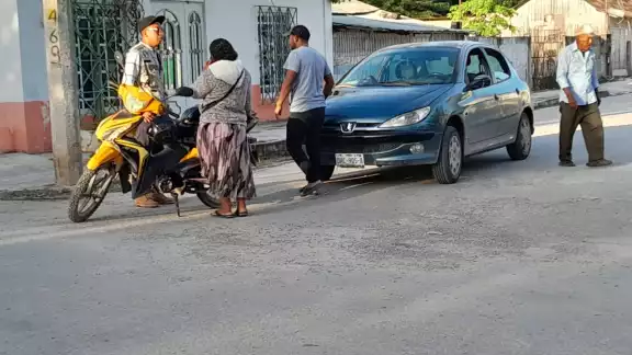 La mujer fue trasladada por el mismo conductor a un hospital