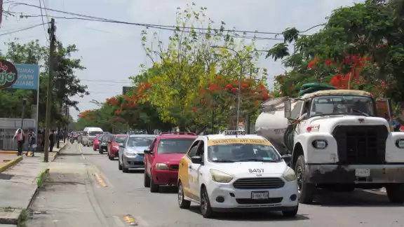 Filas de autos se han formado en la carretera a Ciudad Caucel