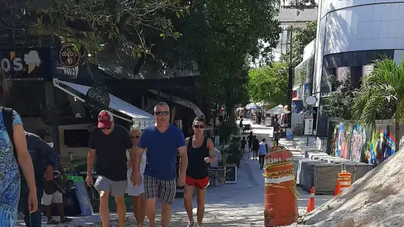 Algunos turistas comienzan a usar cubrebocas en calles de Playa del Carmen Algunos turistas comienzan a usar cubrebocas en calles de Playa del Carmen