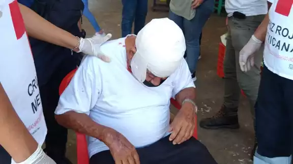 Adulto mayor cae al suelo tras resbalar fuera del mercado principal de Ciudad del Carmen