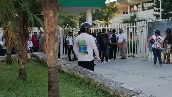 Padres de familia mostraron su molestia ante las acciones del personal del Conalep en Cozumel, indicando que no han podido adquirir el uniforme completo que solicita el plantel Padres de familia mostraron su molestia ante las acciones del personal del Conalep en Cozumel, indicando que no han podido adquirir el uniforme completo que solicita el plantel