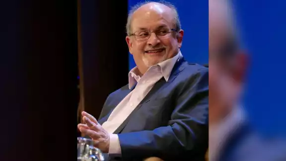 Salman Rushdie sigue hospitalizado, en estado crítico pero sin respirador Salman Rushdie sigue hospitalizado, en estado crítico pero sin respirador