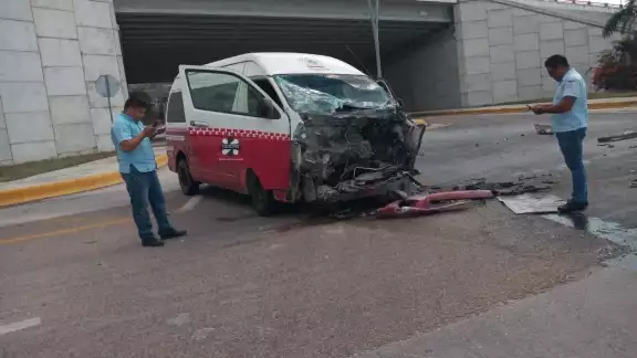 Según los pasajeros el taxista venía hablando por teléfono al momento del choque Según los pasajeros el taxista venía hablando por teléfono al momento del choque