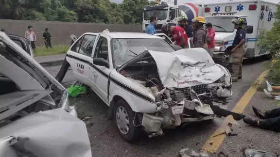 El accidente ocasionó que salieran tres personas lesionadas