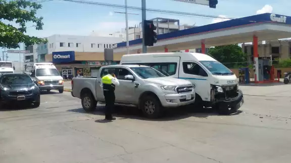 Los vehículos involucrados en el accidente vial en Playa del Carmen permanecieron en el sitio hasta la llegada de agentes de Tránsito de la ciudad