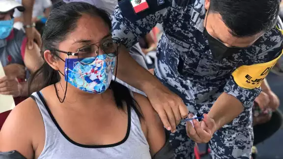 Los "Millenials" recibieron una primera de dos dosis contra el virus durante el pasado mes de Julio