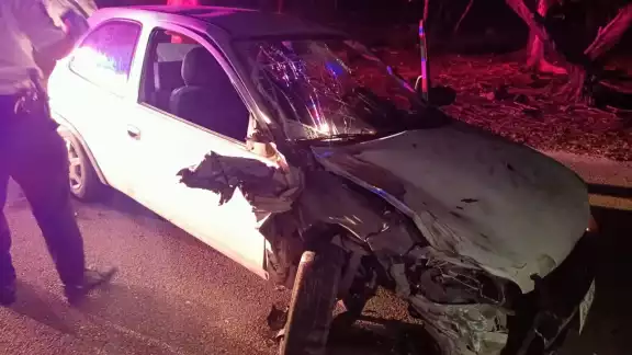 El conductor del vehículo particular terminó lesionado tras ser chocado por un tráiler, cuyo chofer escapó