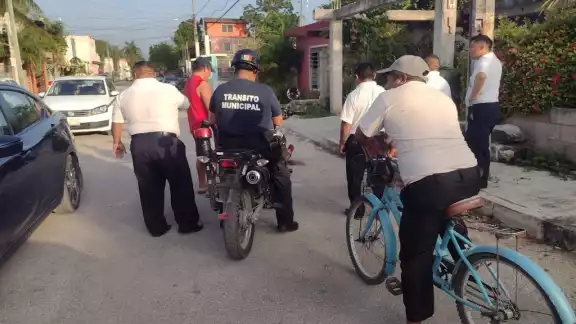 Perdió el equilibrio al querer sentarse en una moto