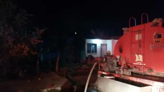 Los bomberos llegaron a apagar las llamas Los bomberos llegaron a apagar las llamas