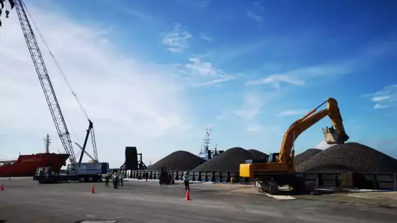 Con el traslado del balasto hacia las zonas por donde se construyen las vías del Tren Maya, los transportistas reciben de 35 a 40% de utilidad Con el traslado del balasto hacia las zonas por donde se construyen las vías del Tren Maya, los transportistas reciben de 35 a 40% de utilidad