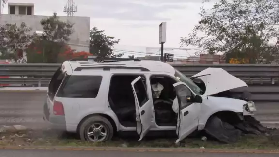 Un conductor estampó su camioneta en Periférico por lo que se encuentra grave en el hospital en Mérida Un conductor estampó su camioneta en Periférico por lo que se encuentra grave en el hospital en Mérida