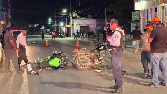 Dos jóvenes motoristas sufrieron lesiones graves tras una colisión en la colonia Pozo del Gato Dos jóvenes motoristas sufrieron lesiones graves tras una colisión en la colonia Pozo del Gato