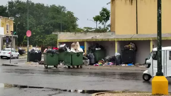 A algunos vecinos se les hace fácil tirar los desechos en la vía pública y ahí dejarlos botados A algunos vecinos se les hace fácil tirar los desechos en la vía pública y ahí dejarlos botados