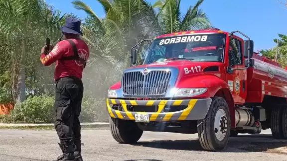Los bomberos lograron sofocar el fuego en un terreno baldío en Campeche Los bomberos lograron sofocar el fuego en un terreno baldío en Campeche