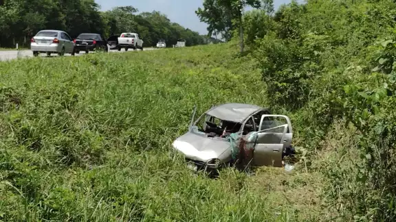 El automóvil en el que viajaban los campechanos quedó severamente dañado al fondo de un área lateral de la vía hacia la comunidad de Uh May en Carrillo Puerto El automóvil en el que viajaban los campechanos quedó severamente dañado al fondo de un área lateral de la vía hacia la comunidad de Uh May en Carrillo Puerto
