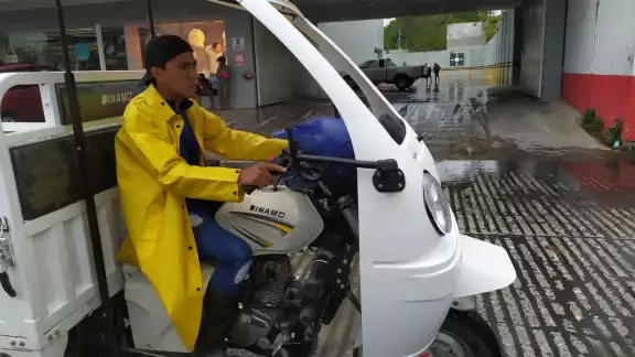 Chubascos y vientos no paralizan movilidad en Ciudad del Carmen Chubascos y vientos no paralizan movilidad en Ciudad del Carmen