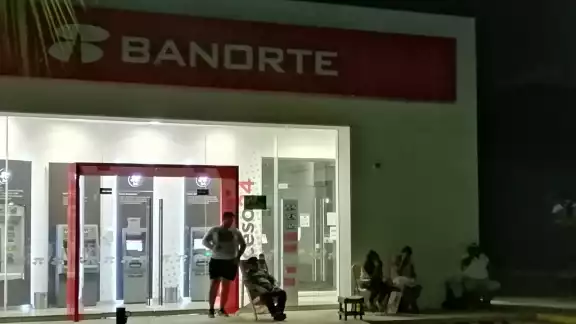 Un grupo de personas pasó la noche afuera del banco para cobrar sus apoyos del gobierno