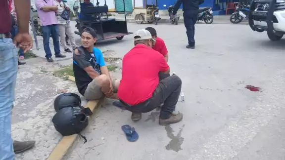 Joven pareja sale disparada tras colisión vehicular en avenida Solidaridad Joven pareja sale disparada tras colisión vehicular en avenida Solidaridad