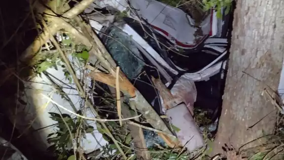 La unidad de alquiler quedó completamente destrozada luego del accidente ocurrido en la madrugada La unidad de alquiler quedó completamente destrozada luego del accidente ocurrido en la madrugada