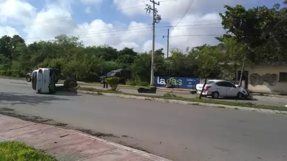 El Gol se estrelló con la base de concreto de un poste de alumbrado público, el cual derribó