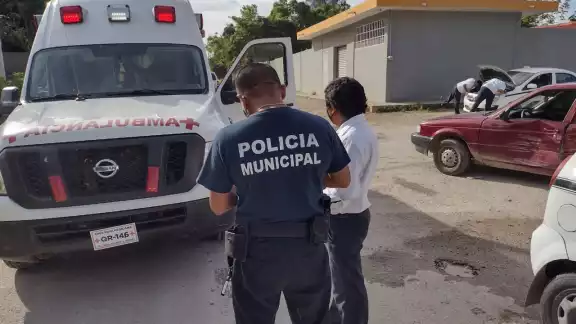 Una ambulacia arribó al lugar para atender a las personas lesionadas en el accidente en Felipe Carrillo Puerto Una ambulacia arribó al lugar para atender a las personas lesionadas en el accidente en Felipe Carrillo Puerto