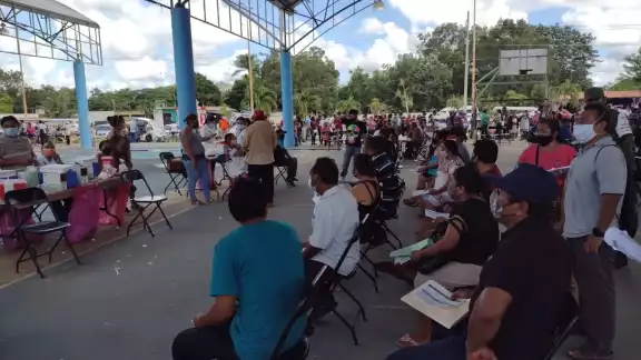 Desde a muy temprana hora, llegaron las personas para alcanzar una ficha para vacunarse