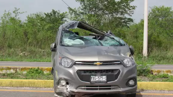 El auto dio varias vueltas en la carretera Mérida-Cancún, causado graves daños en la unidad