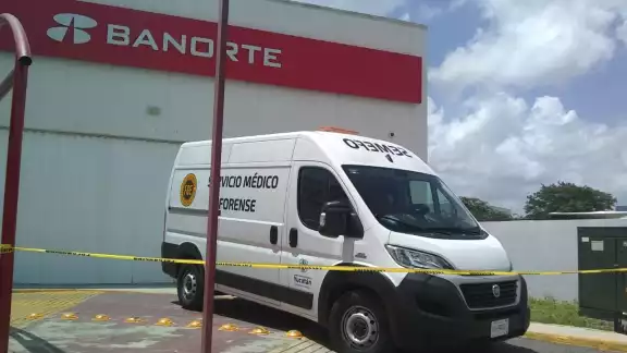 El abuelito murió en las afueras de un banco