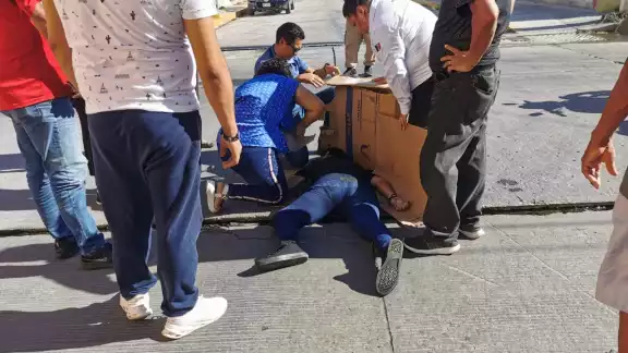 La joven fue auxiliada por paramédicos La joven fue auxiliada por paramédicos
