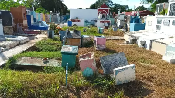 Numerosas tumbas del cementerio lucen abandonadas y en mal estado debido al nulo mantenimiento. Numerosas tumbas del cementerio lucen abandonadas y en mal estado debido al nulo mantenimiento.
