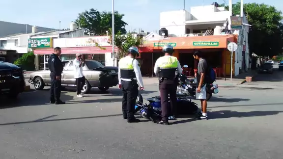 La motocicleta terminó en el asfalto, en lo que los conductores del automóvil y de la unidad de dos ruedas llegaban a un arreglo La motocicleta terminó en el asfalto, en lo que los conductores del automóvil y de la unidad de dos ruedas llegaban a un arreglo