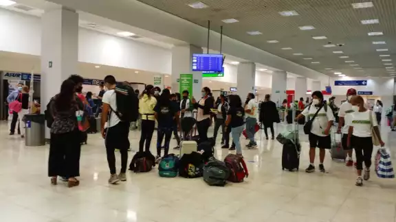 El primer vuelo de los trece programados para la mañana do hoy, despegó a las seis de la mañana El primer vuelo de los trece programados para la mañana do hoy, despegó a las seis de la mañana