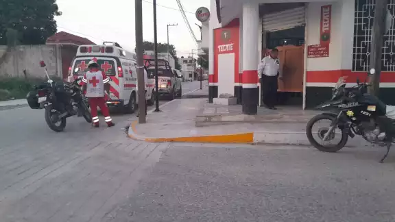 Policías y paramédicos arribaron al sitio para timar conocimiento de lo sucedido Policías y paramédicos arribaron al sitio para timar conocimiento de lo sucedido