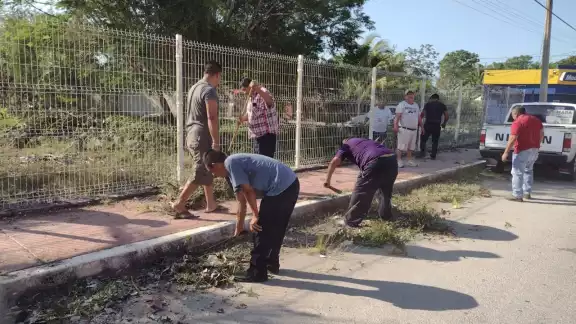 Varios taxistas acudieron para ayudar a la escuela en labores físicas Varios taxistas acudieron para ayudar a la escuela en labores físicas