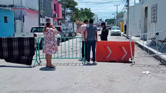 Ciudadanos a las afueras del Consejo Municipal del IEEC porque desconfían de funcionarios del IEEC en Ciudad del Carmen