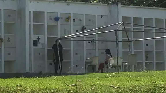 Con cariño, visitan a sus familiares Con cariño, visitan a sus familiares