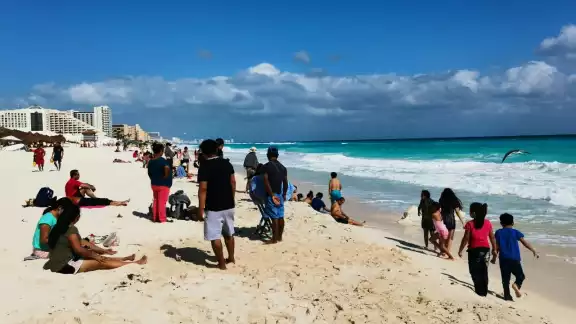 Al no haber personal en accesos a la playa, personas aprovecharon para entrar sin medidas sanitarias Al no haber personal en accesos a la playa, personas aprovecharon para entrar sin medidas sanitarias