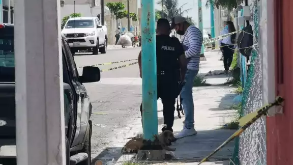 Paramédicos de la Cruz Roja trasladaron de emergencia al herido siendo ingresado a un hospital Paramédicos de la Cruz Roja trasladaron de emergencia al herido siendo ingresado a un hospital
