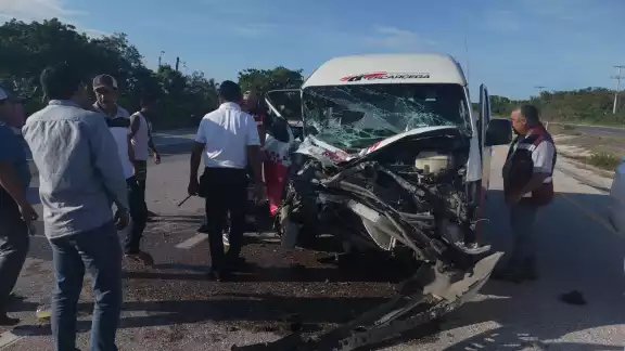 Aparatoso accidente entre una combi de Escárcega y un tráiler de doble remolque sobre la carretera Campeche–Champotón dejó siete lesionados. Aparatoso accidente entre una combi de Escárcega y un tráiler de doble remolque sobre la carretera Campeche–Champotón dejó siete lesionados.