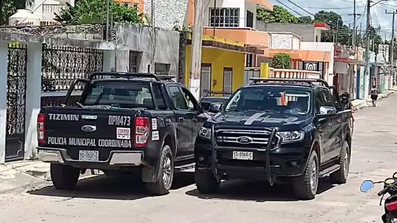 Policías acordonaron el área en espera del servicio forense para el levantamiento del cuerpo