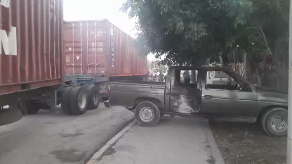 Un accidente de tránsito entre un tráiler y una camioneta resultó en solo daños materiales Un accidente de tránsito entre un tráiler y una camioneta resultó en solo daños materiales
