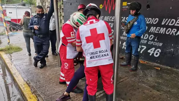 La mujer recibió atenciones de los paramédicos de la Cruz Roja Foto: Ricardo Jiménez