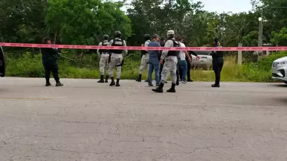 La Guardia Nacional, elementos de Sedena y de la Policía Estatal acudieron a la carretera transversal de Cozumel para realizar el aseguramiento de un inmueble presuntamente relacionado con el narcomenudeo