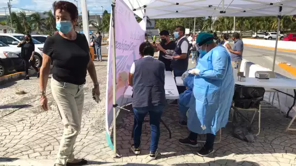 Las personas comenzar a hacer fil para que les sea aplicada la prueba del COVID-19 Las personas comenzar a hacer fil para que les sea aplicada la prueba del COVID-19