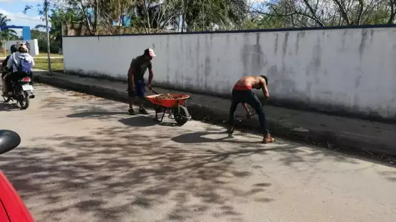 El grupo de ciudadanos, con palas, carretas y otras herramientas en mano, arreglaron las vías defectuosas del fraccionamiento Cielo Alto en Kanasín El grupo de ciudadanos, con palas, carretas y otras herramientas en mano, arreglaron las vías defectuosas del fraccionamiento Cielo Alto en Kanasín