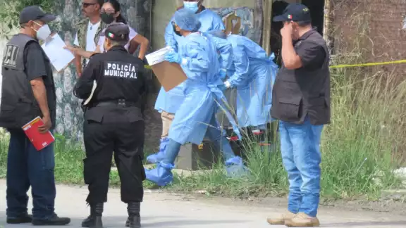 Los elementos del Servicio Médico Forense realizaron el levantamiento del cadáver Los elementos del Servicio Médico Forense realizaron el levantamiento del cadáver