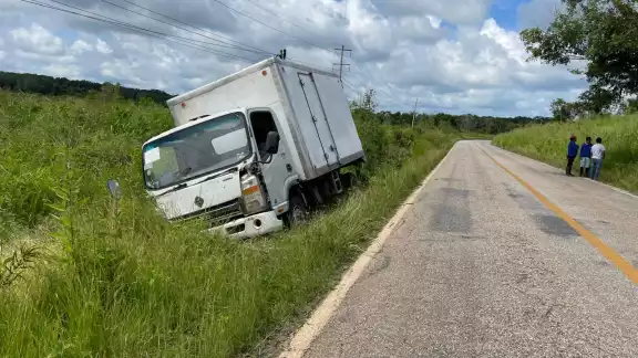 Un camión cargado con bolsas de hielo se salió del camino en la carretera federal 261 Campeche-Hopelchén