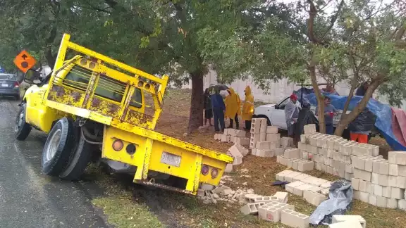 En el lugar se encuentran agentes de la Secretaría de Seguridad Pública (SSP) abanderando el camión para evitar otro accidente